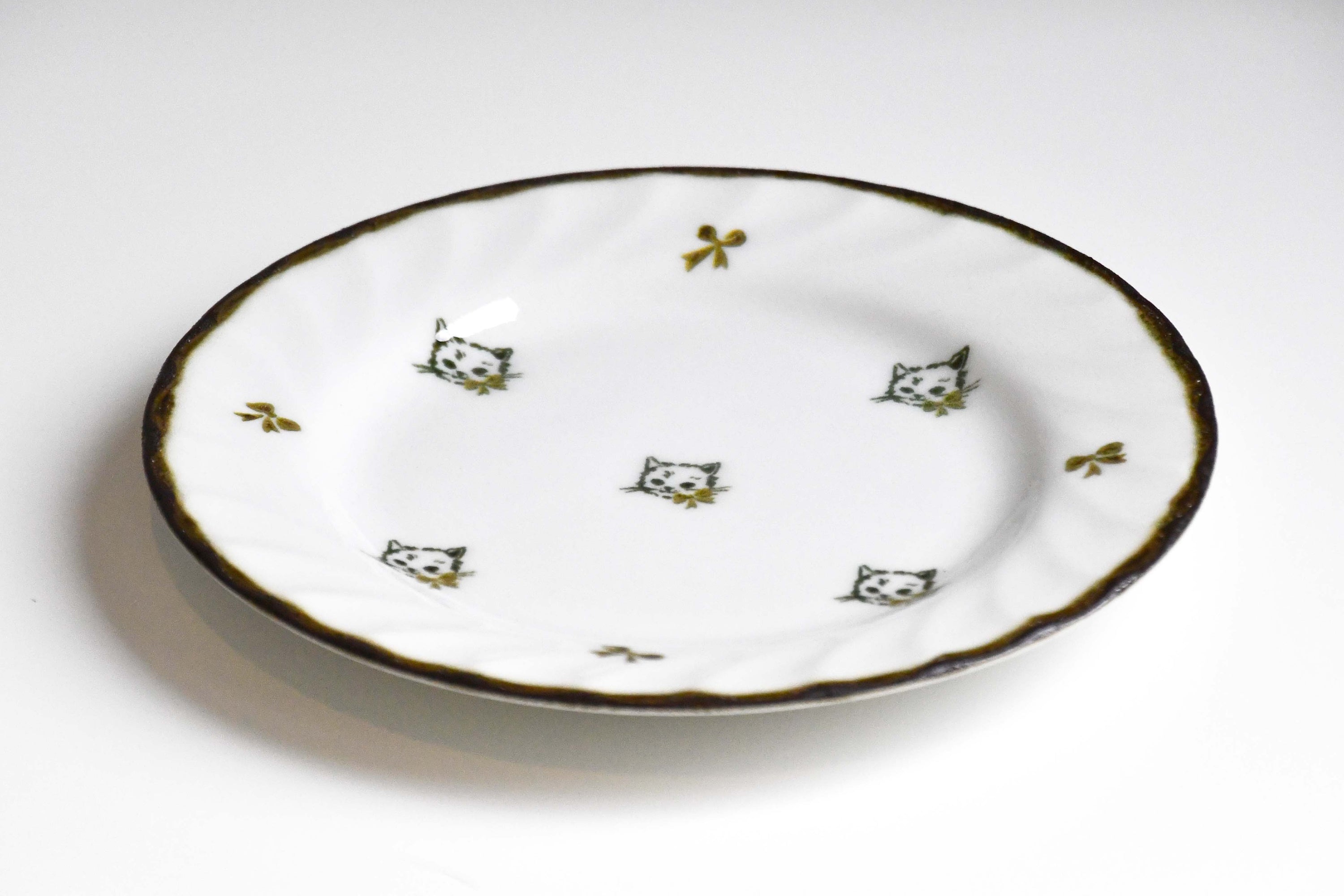 KANESAN1893 Minoyaki Ceramic Dessert Plate Bow Cat, White, Japanese ceramic product